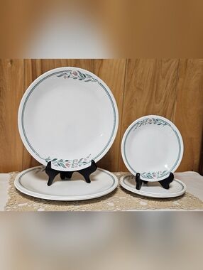 Vintage Corelle Rosemarie Set Of 8 - 4 Dinner - 4 Bread Plates Tulip Floral